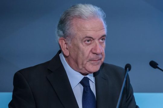 Η Κομισιόν καθαρίζει τον Αβραμόπουλο, συνεχίζει να «κελαηδάει» ο Παντσέρι