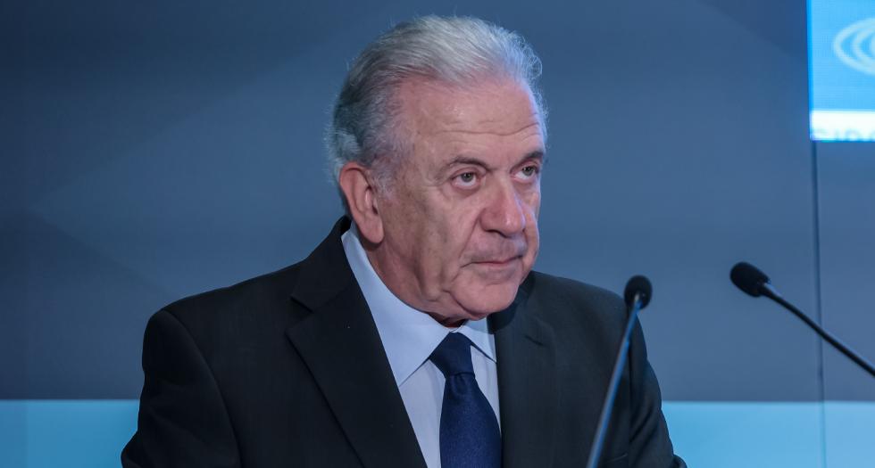 Η Κομισιόν καθαρίζει τον Αβραμόπουλο, συνεχίζει να «κελαηδάει» ο Παντσέρι