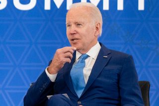 Η επεισοδιακή Βουλή και οι μπελάδες Μπάιντεν