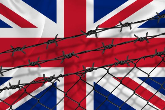 Καταπέλτης η Human Rights Watch για τα ανθρώπινα δικαιώματα στη Βρετανία