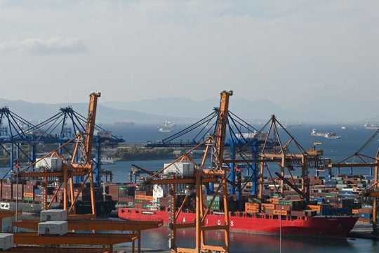 Τραυματισμός λιμενεργάτη από πτώση κοντέινερ της Cosco καταγγέλλει η ΕΝΕΔΕΠ