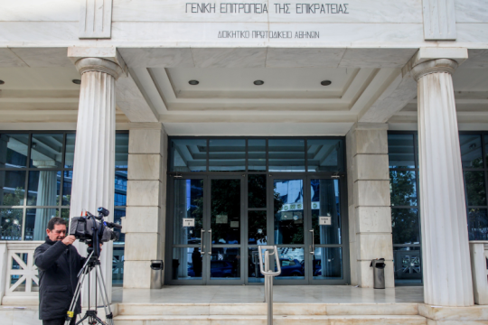 Επίθεση με βαριοπούλες στο Διοικητικό Πρωτοδικείο