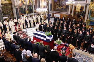 Κιτς, γκλαμουριά και παραχάραξη της Ιστορίας