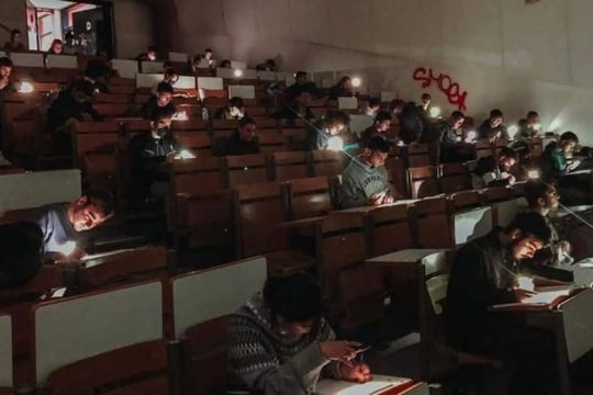 «Κρυφό Σχολειό» το ΕΜΠ – Φοιτητές έδωσαν μάθημα με φακούς λόγω κακοκαιρίας