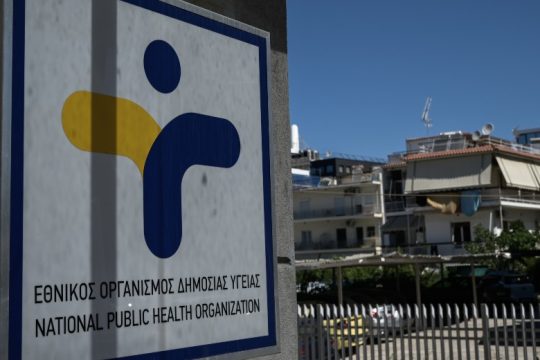 Covid-19: 168 θάνατοι την τελευταία εβδομάδα, πτώση σε εισαγωγές και διασωληνώσεις