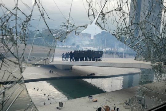 Σκηνές χάους στη Βραζιλία: Εισβολή οπαδών του Μπολσονάρο σε κυβερνητικά κτίρια