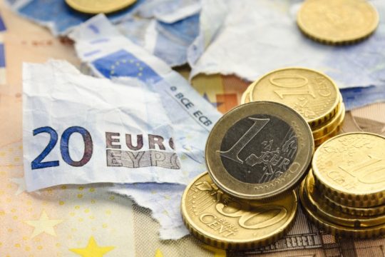 Πυρ ομαδόν της αντιπολίτευσης για πληθωρισμό και φτωχοποίηση
