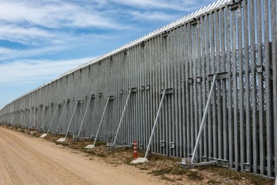 Αντίθετη η Κομισιόν στη χρηματοδότηση κατασκευής «τοίχων και φρακτών»