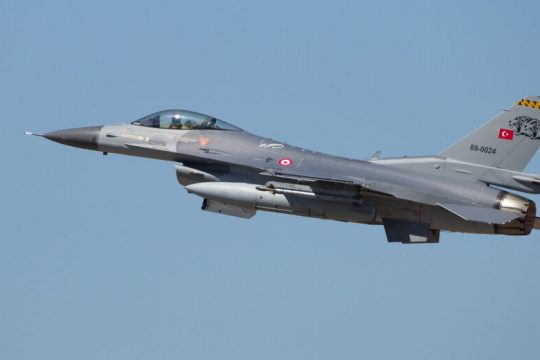 Σκληρό παιχνίδι για τα F-16 στην Τουρκία