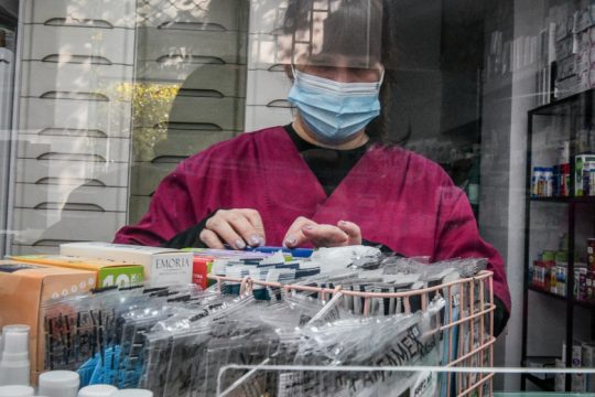 Μετά τις προσβολές, τα ημίμετρα για τις ελλείψεις φαρμάκων
