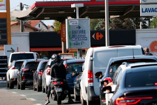Το μεγαλύτερο συνδικάτο της Γαλλίας καλεί σε απεργία στα διυλιστήρια