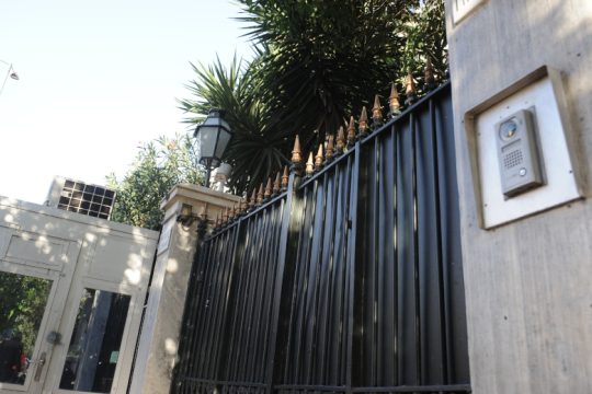 Αναίτιες προσαγωγές έξω από τη Γαλλική Πρεσβεία καταγγέλλουν συνδικαλιστές