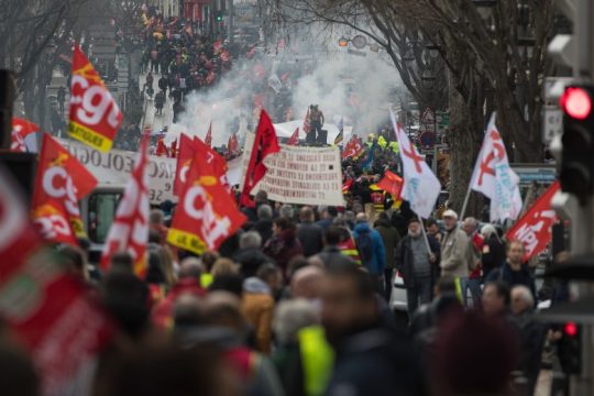 Σε ρυθμούς γενικής απεργίας «χορεύει« η Γαλλία για το συνταξιοδοτικό