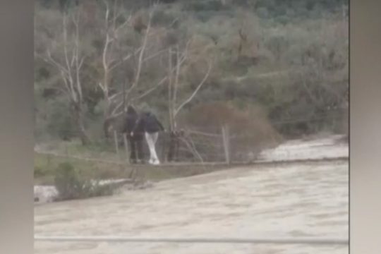 Παρέμβαση εισαγγελέα για τους μαθητές που περνούσαν τον Εύηνο από αιωρούμενη γέφυρα