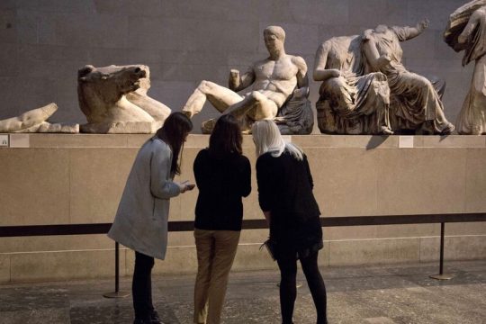 «Ο πρωθυπουργός εργάζεται και συνομιλεί…»