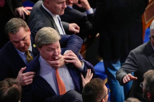 Κεφαλοκλείδωμα ανάμεσα σε βουλευτές στο Κογκρέσο των ΗΠΑ