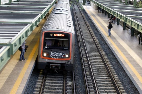 Κατέβηκαν επιβάτες από συρμό λόγω φωτιάς