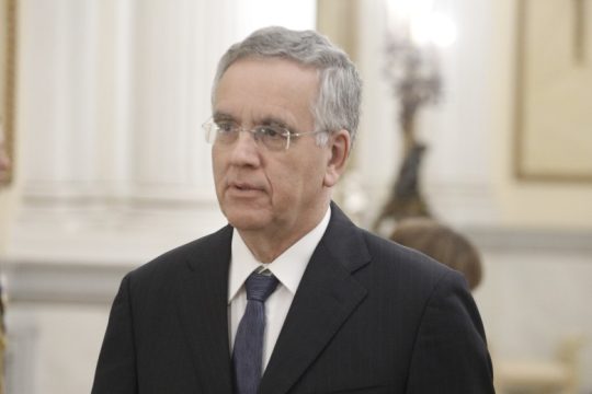 Euractiv: Ο Ντογιάκος θέτει σε δοκιμασία το κράτος δικαίου της Ελλάδας