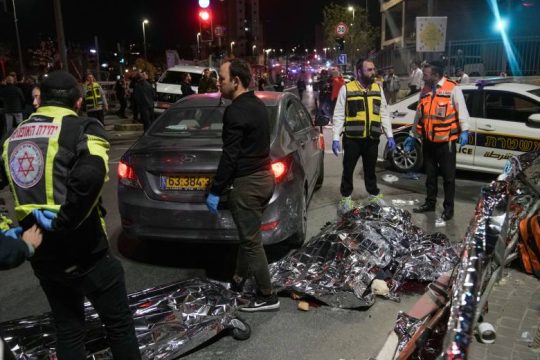 Πολύνεκρη επίθεση σε συναγωγή στην Ανατολική Ιερουσαλήμ