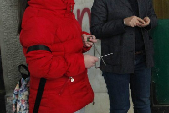 Έβαλαν φωτιά σε Ρομά που ανάγκασαν να πει τα κάλαντα στα γόνατα