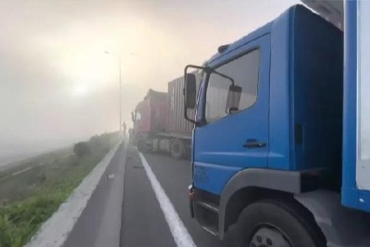 Τραυματίες και εκτεταμένες ζημιές από διπλή καραμπόλα στην Εθνική Αθηνών-Λαμίας