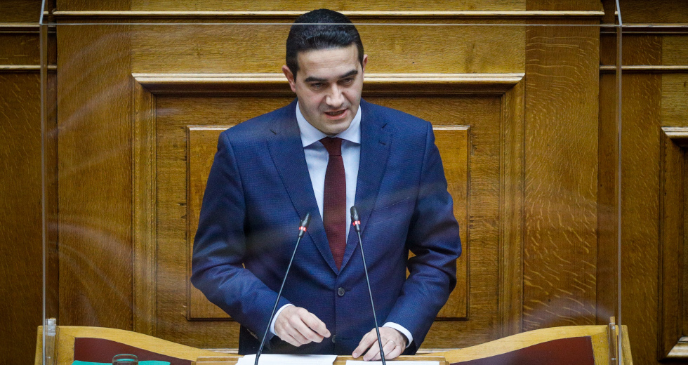 Επιτέθηκε στο «επιτελικό παρακράτος», ζήτησε «ψήφο στο ΠΑΣΟΚ ενάντια στον δικομματισμό»