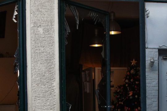 Ισχυρή έκρηξη σε πλυντήριο αυτοκινήτων της Γλυφάδας