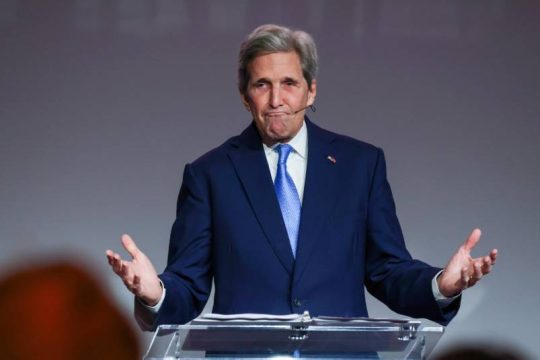 Τζον Κέρι: Οι πλούσιες χώρες πρέπει να ανταποκριθούν στην οργή για το κλίμα
