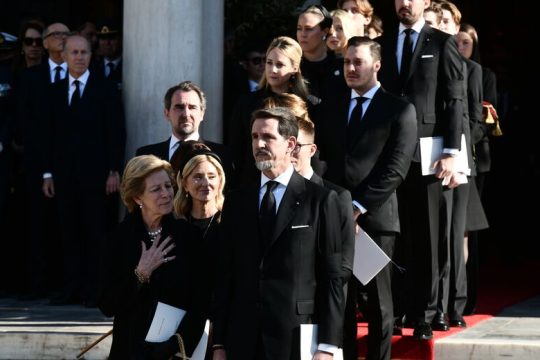 Το κακόγουστο “γιάνκα” της ΝΔ με τη μοναρχία δείχνει ότι το Πολιτειακό έχει λήξει, το πολιτικό όχι