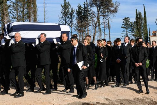 Δεξιά χάδια στη μοναρχία
