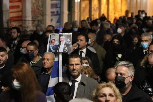Ουρές για τον τέως έξω από τη Μητρόπολη