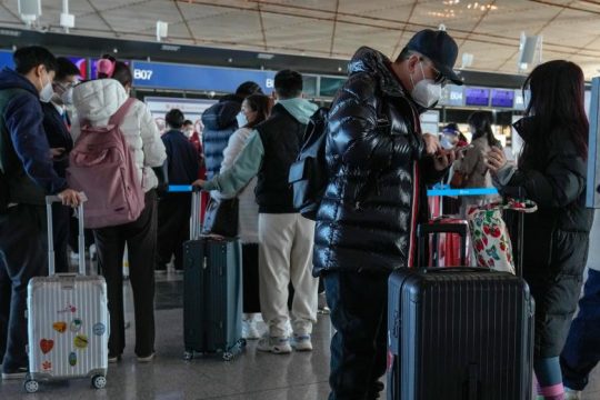 Covid-19: Με αντίμετρα απαντά η Κίνα στους περιορισμούς ταξιδιωτών της
