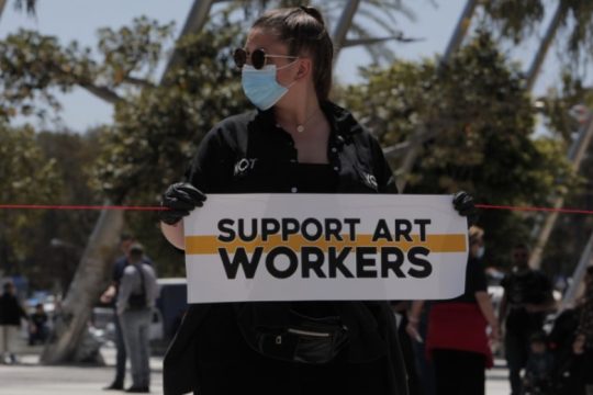Καλλιτέχνες πάλι στους δρόμους