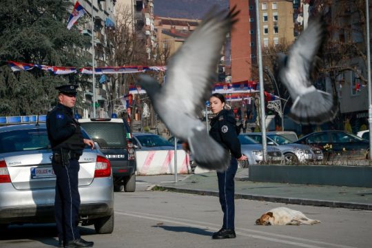 Φόβος για ένταση ξανά στο Κόσοβο μετά τον τραυματισμό δύο νεαρών Σέρβων