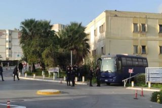 Με ΜΑΤ και… καθρεφτάκια