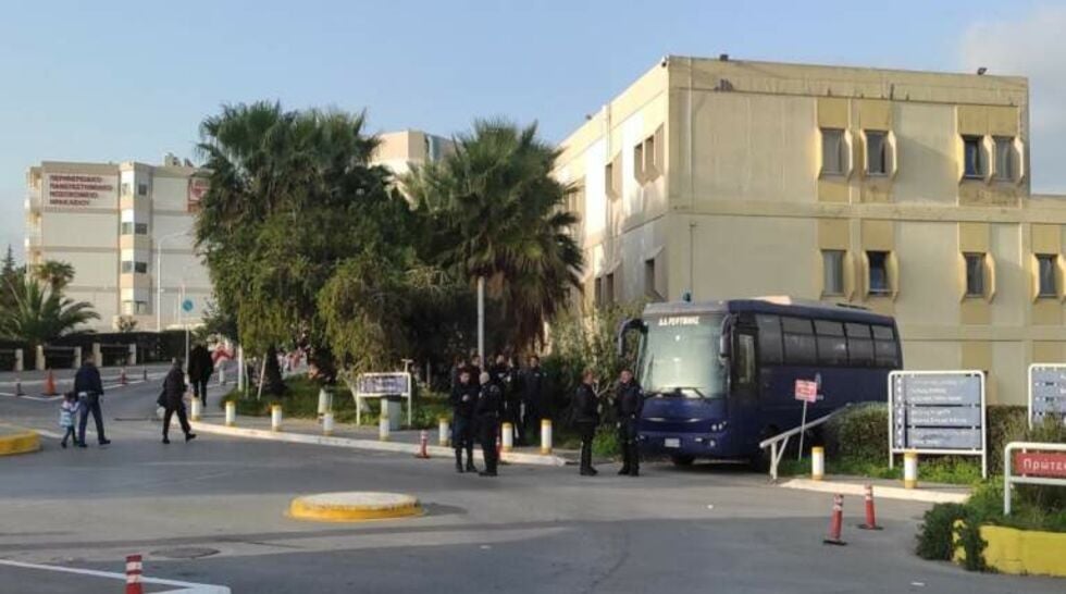 Με ΜΑΤ και… καθρεφτάκια