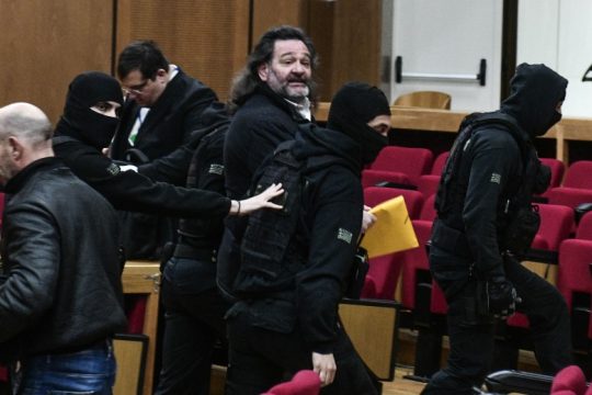 Χυδαιότητες και προκλητικότητα από τον Λαγό στη δίκη της Χρυσής Αυγής