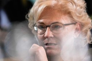 Παραιτήθηκε και… τα ’ριξε στα ΜΜΕ η υπουργός Αμυνας της Γερμανίας