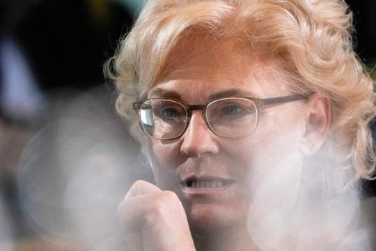 Παραιτήθηκε και… τα ’ριξε στα ΜΜΕ η υπουργός Αμυνας της Γερμανίας