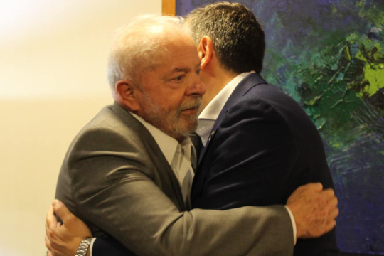 Αγωνιζόμαστε όχι μόνο για «την κοινωνία, αλλά και την ίδια τη Δημοκρατία»