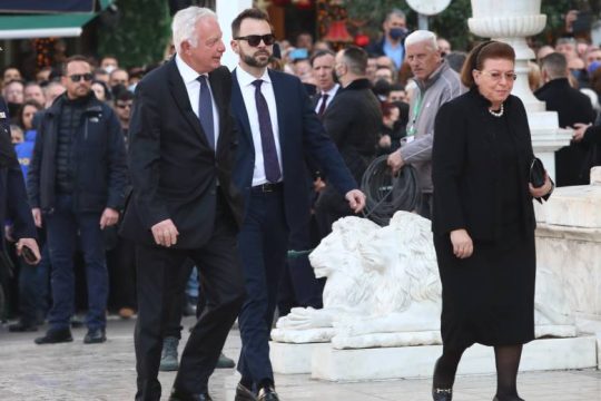 Γιουχαΐσματα σε Μενδώνη και Πικραμμένο