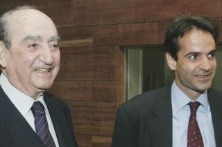 Ο πατήρ Μητσοτάκης «αδειάζει» τον υιό για το σκάνδαλο των υποκλοπών