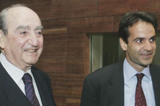 Ο πατήρ Μητσοτάκης «αδειάζει» τον υιό για το σκάνδαλο των υποκλοπών