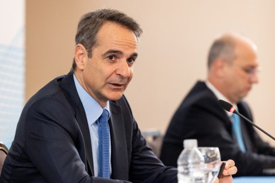 Ο Μητσοτάκης «κλείνει το μάτι» στον Ντογιάκο, καλώντας την ΑΔΑΕ να συμμορφωθεί με τον νόμο