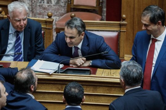 Επινοούν νέα αφηγήματα εν μέσω συνεχών αποκαλύψεων