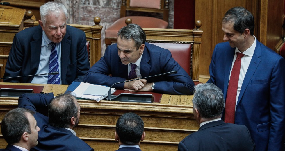Επινοούν νέα αφηγήματα εν μέσω συνεχών αποκαλύψεων
