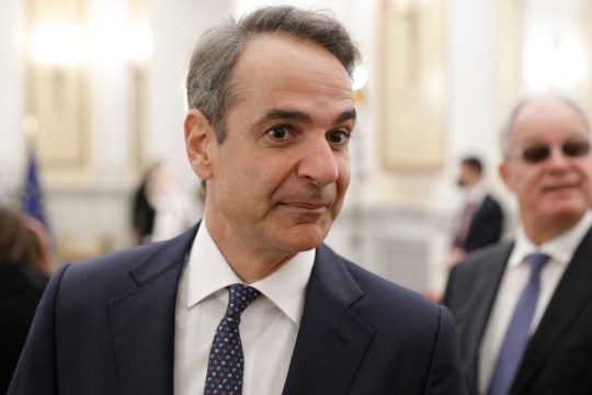 Ευχές, εκλογές και κατώτατος μισθός