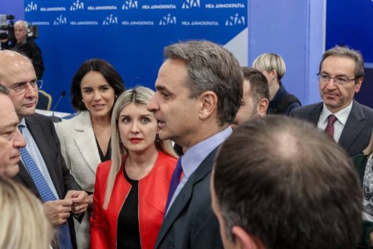 Ονειρεύεται αυτοδυναμία, προειδοποιεί για αναταράξεις