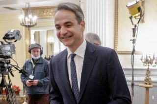 Στον Απρίλιο στρέφονται τα βλέμματα του Μαξίμου