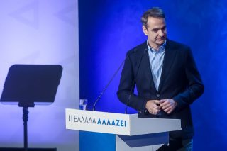 Πετάνε την μπάλα στην εξέδρα…